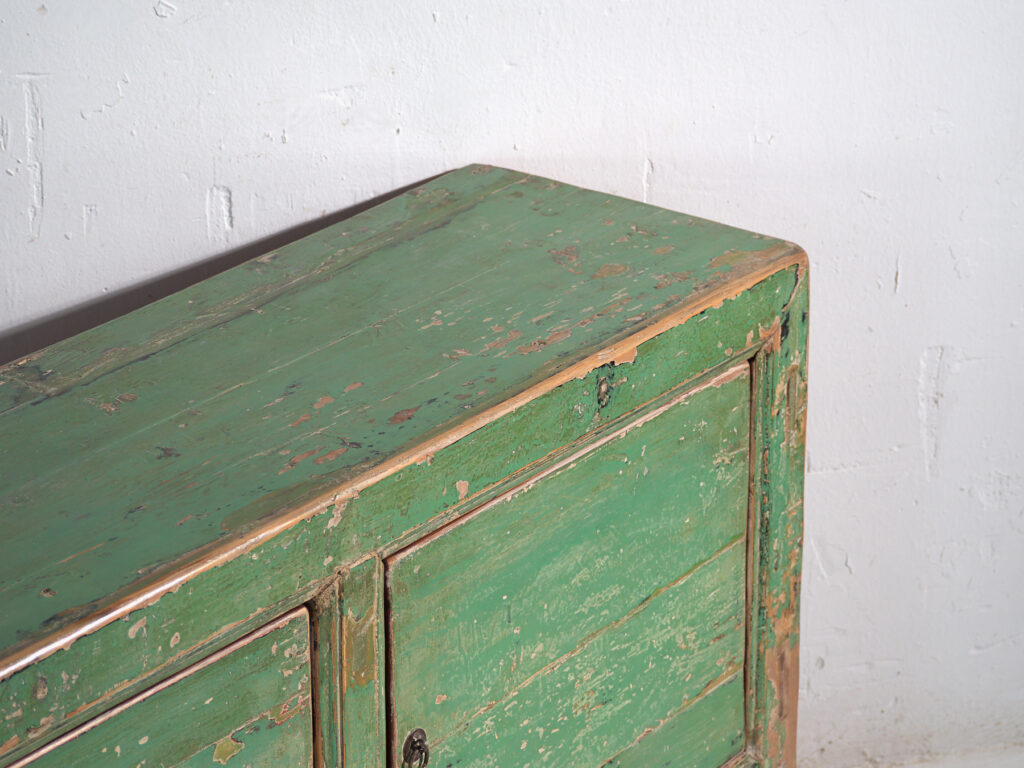 Aparador antiguo con pintura verde original – China, circa 1930