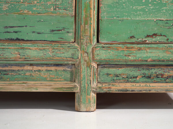 Aparador antiguo con pintura verde original – China, circa 1930
