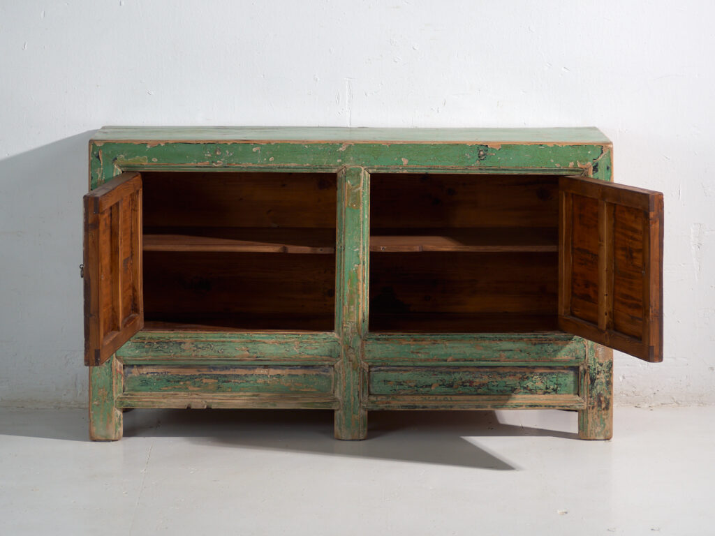 Aparador antiguo con pintura verde original – China, circa 1930