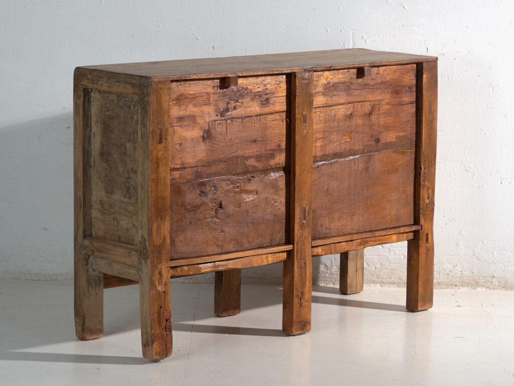 Aparador antiguo en madera de pino – China, circa 1930