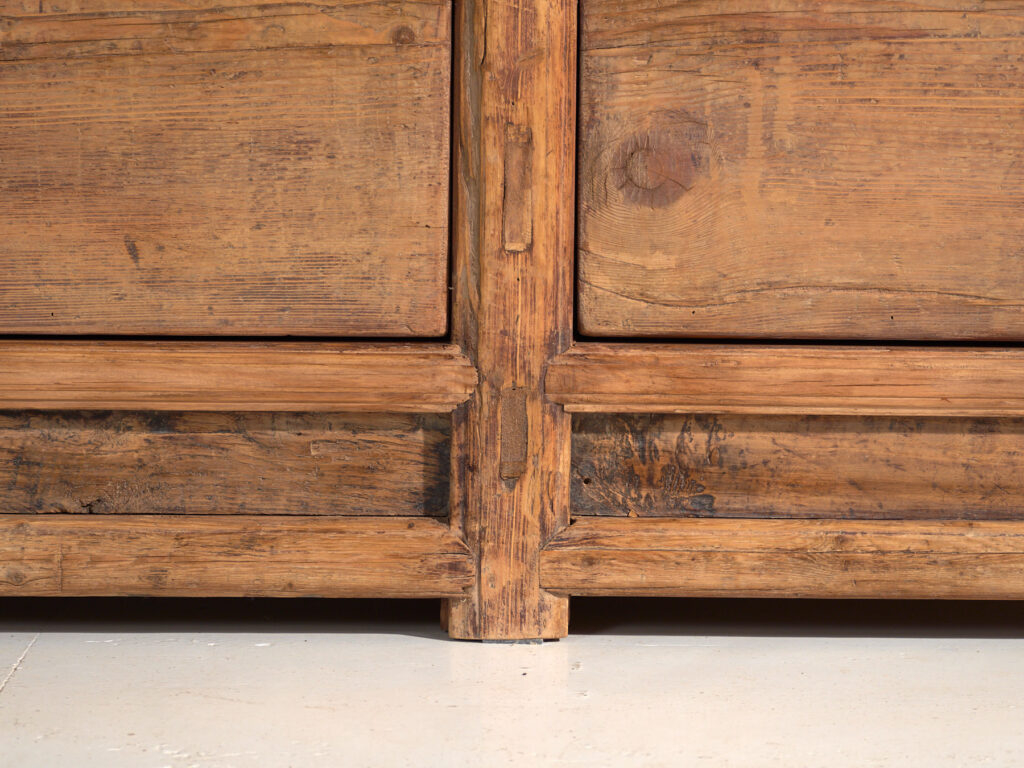 Aparador antiguo en madera de pino – China, circa 1930