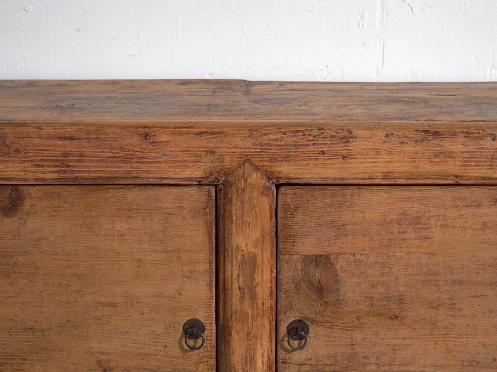 Aparador antiguo en madera de pino – China, circa 1930