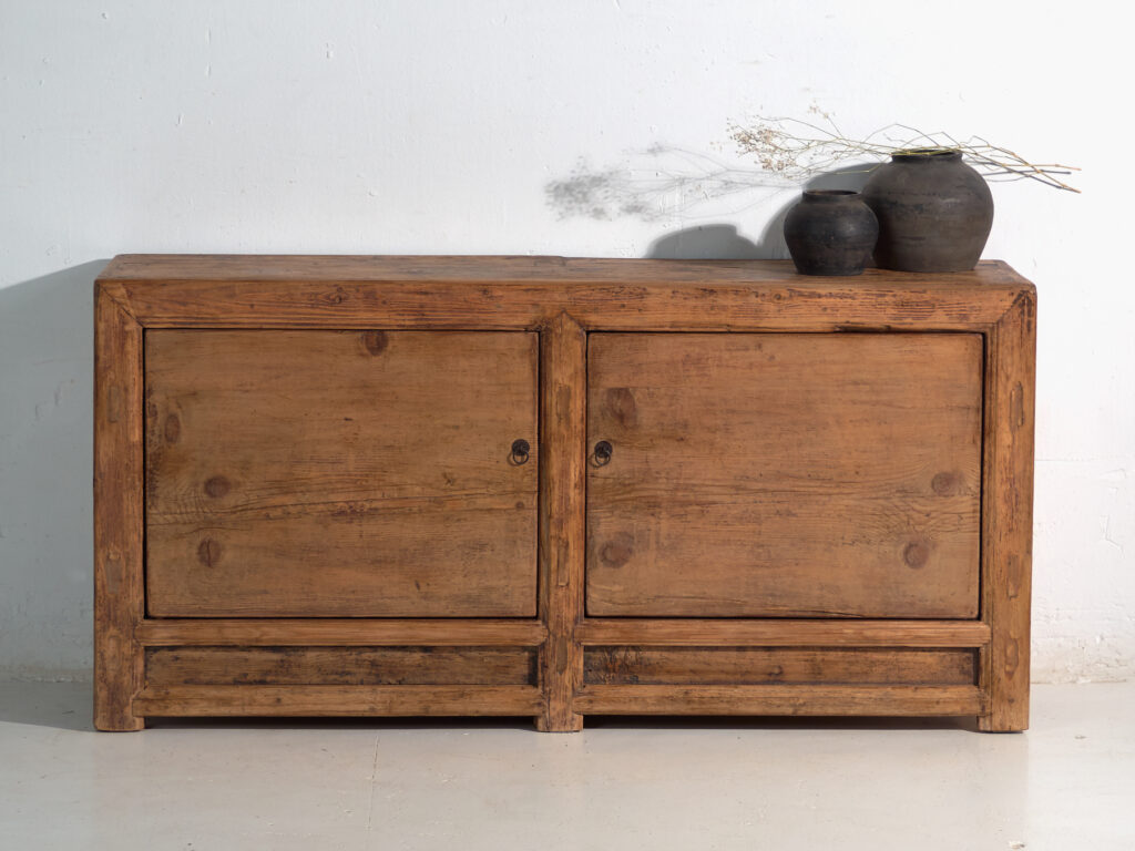 Aparador antiguo en madera de pino – China, circa 1930