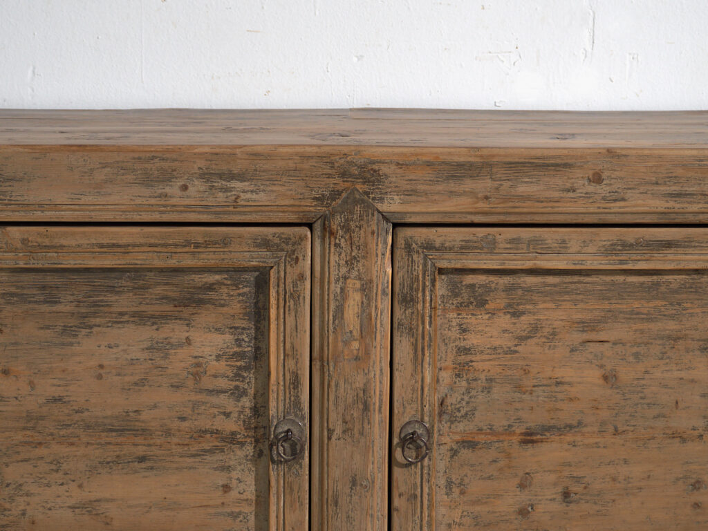 Aparador antiguo en madera de pino – China, circa 1930