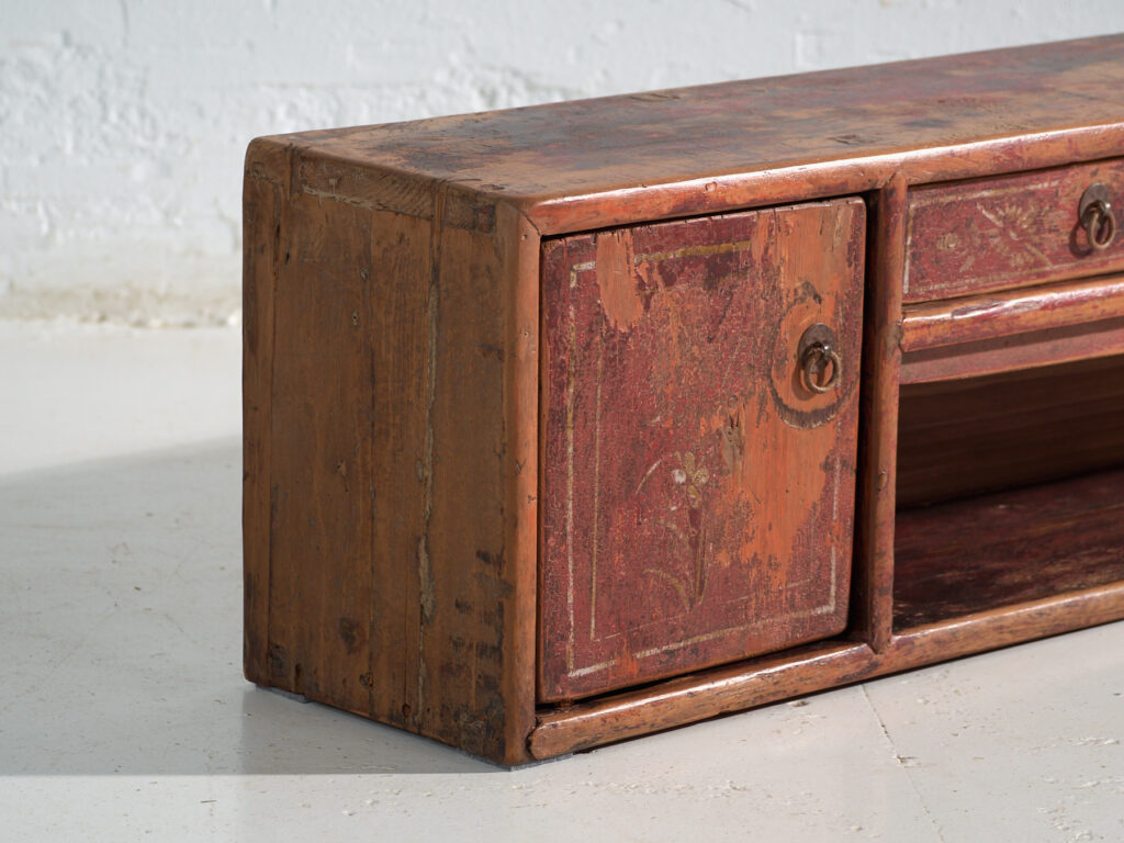 Mueble bajo antiguo pintada en pino – China, circa 1930