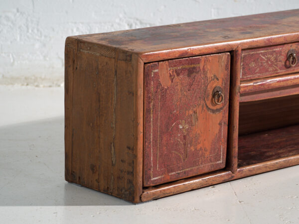 Mueble bajo antiguo pintada en pino – China, circa 1930
