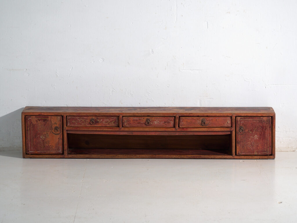 Mueble bajo antiguo pintada en pino – China, circa 1930