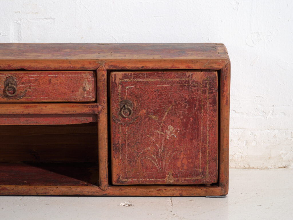 Mueble bajo antiguo pintada en pino – China, circa 1930