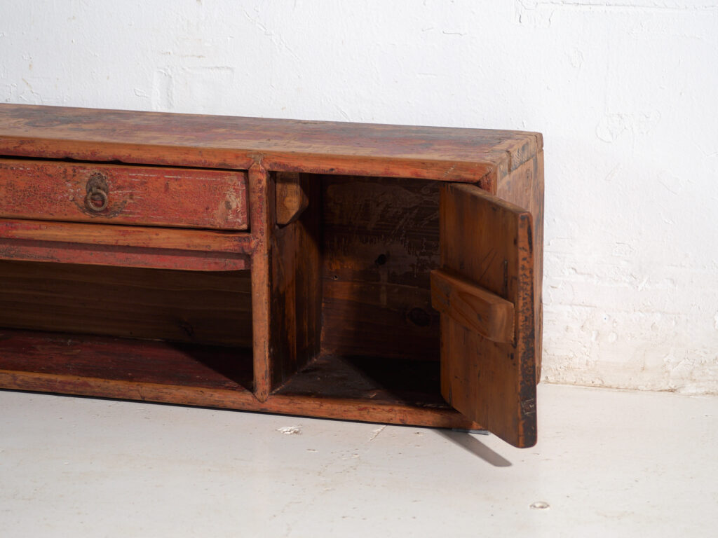 Mueble bajo antiguo pintada en pino – China, circa 1930