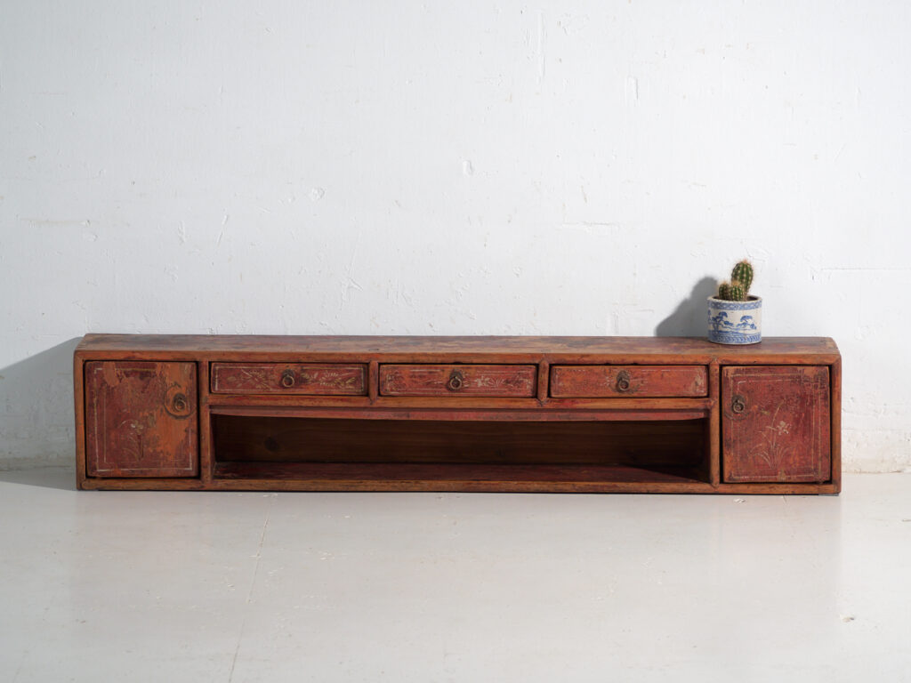 Mueble bajo antiguo pintada en pino – China, circa 1930