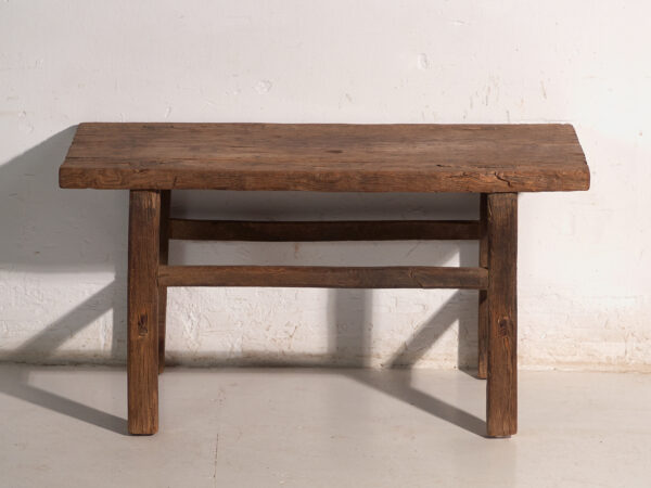 Mesa baja antigua en madera de pino – China, circa 1890
