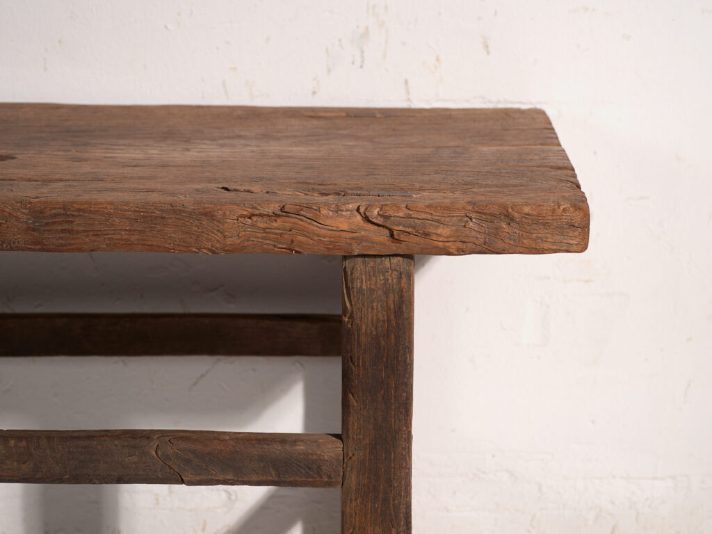 Mesa baja antigua en madera de pino – China, circa 1890
