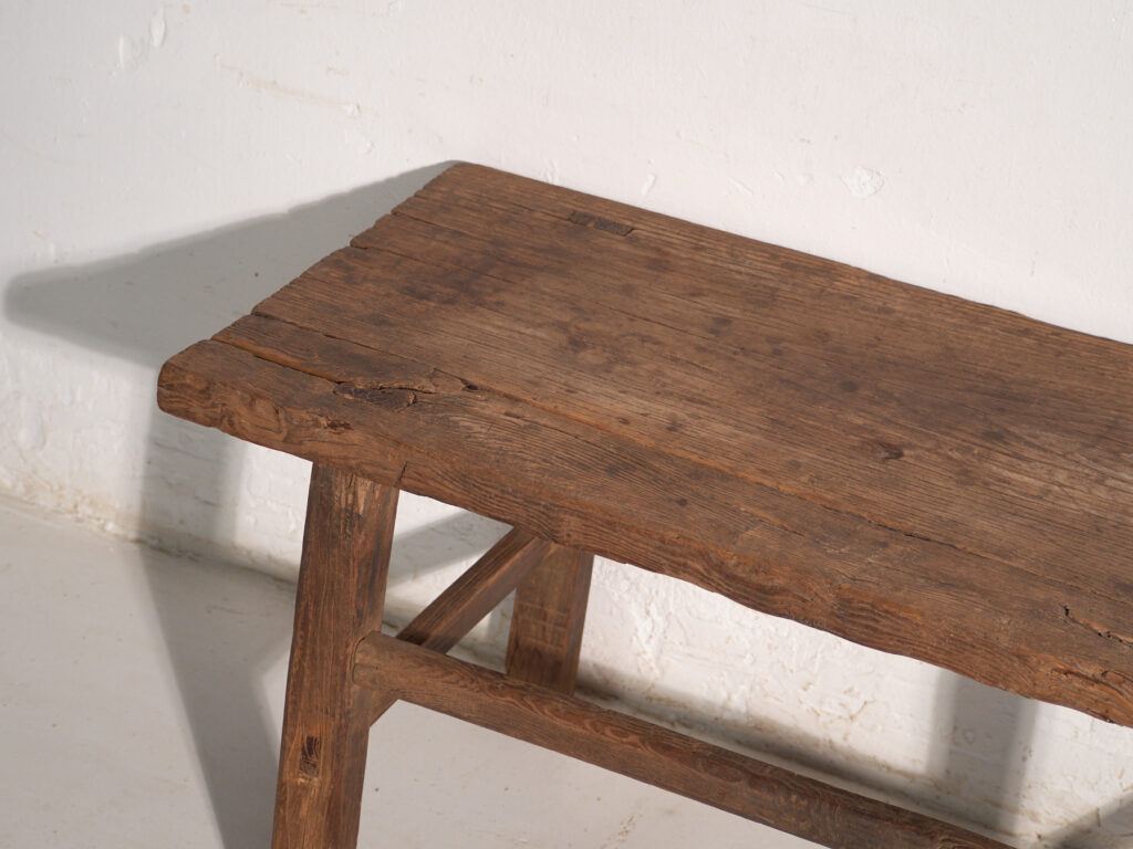 Mesa baja antigua en madera de pino – China, circa 1890