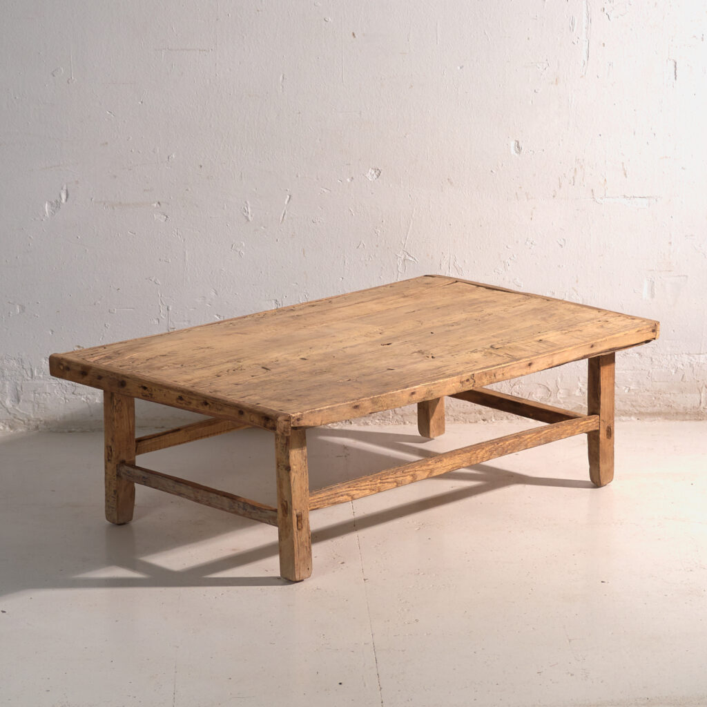 Mesa baja antigua en madera de pino – China, circa 1890