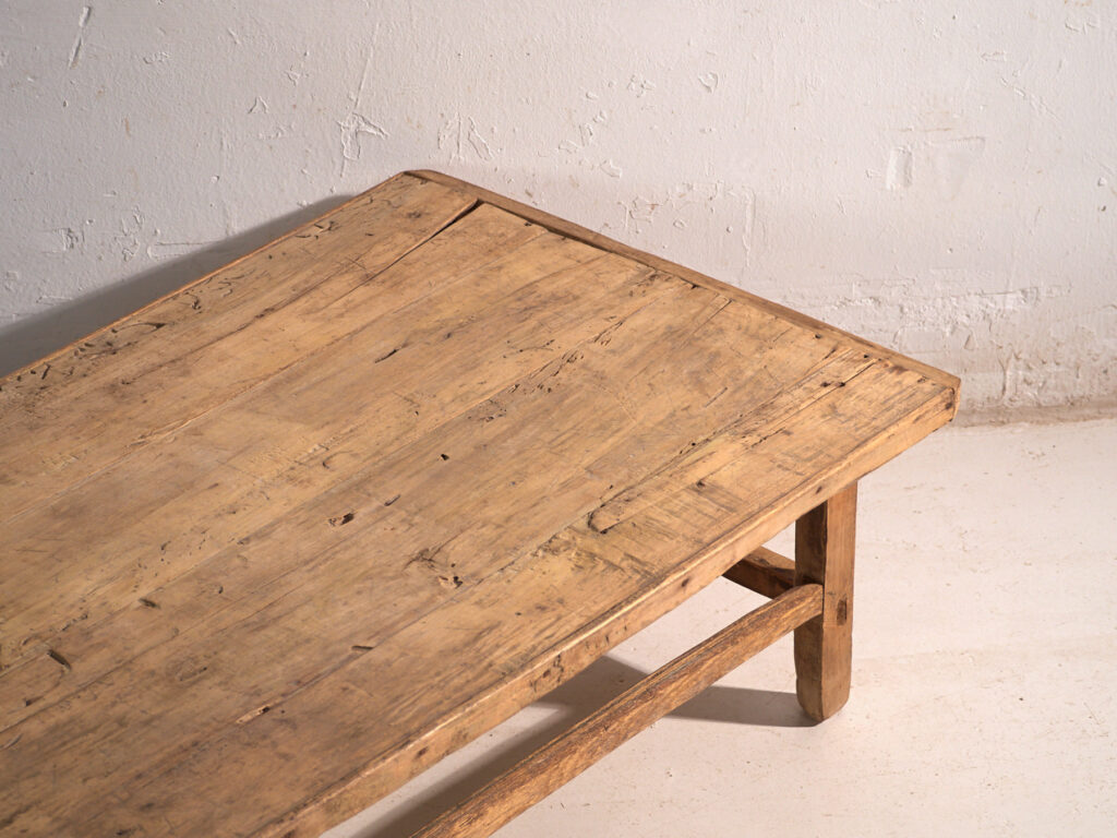 Mesa baja antigua en madera de pino – China, circa 1890
