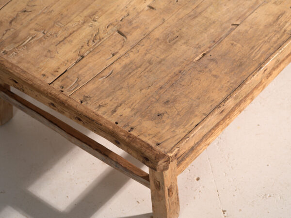 Mesa baja antigua en madera de pino – China, circa 1890