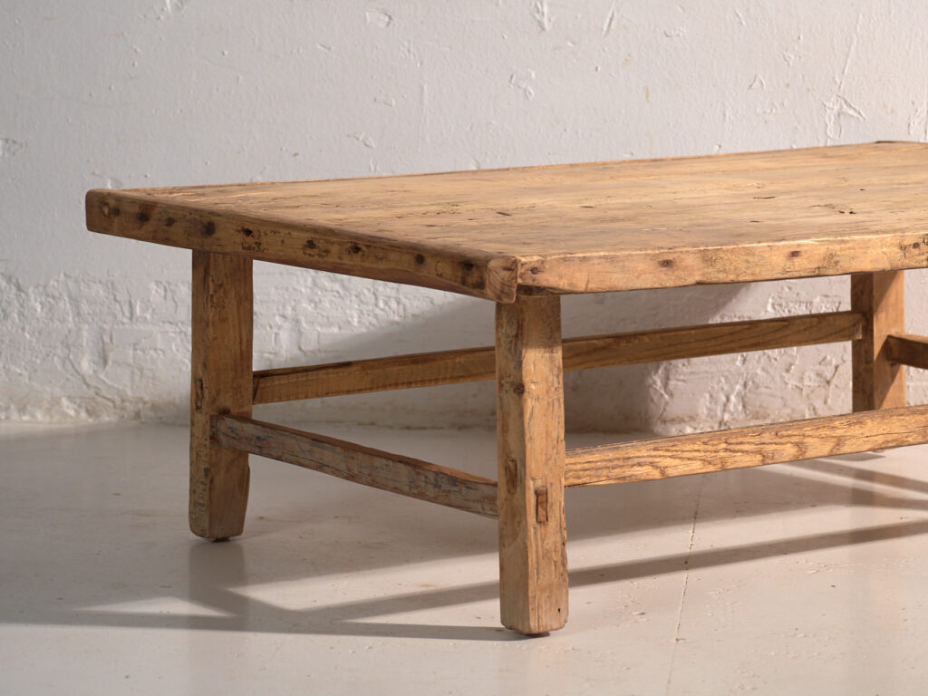 Mesa baja antigua en madera de pino – China, circa 1890