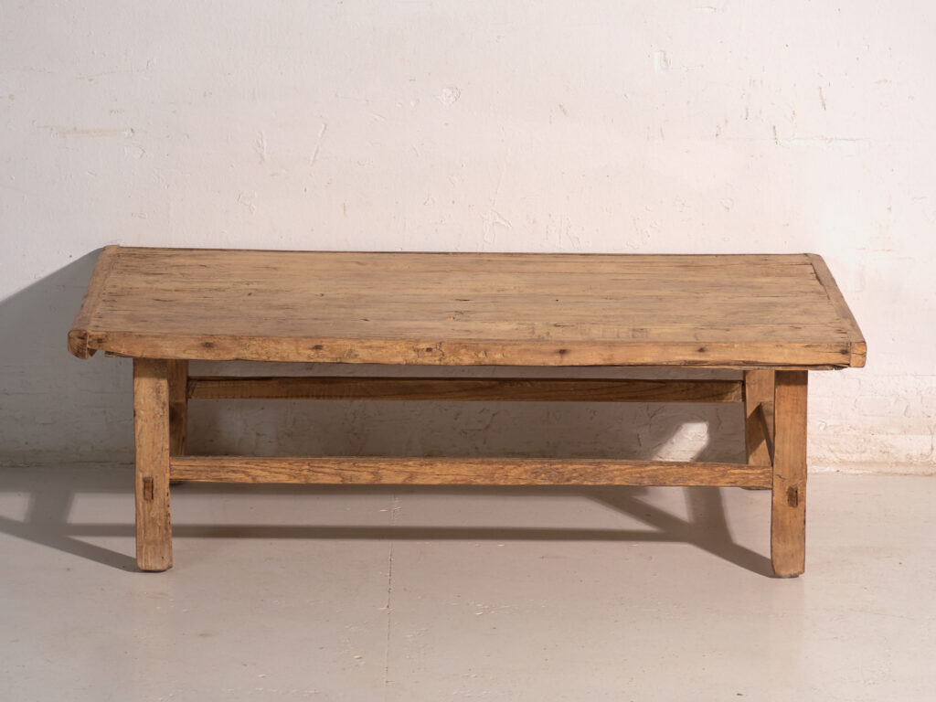Mesa baja antigua en madera de pino – China, circa 1890