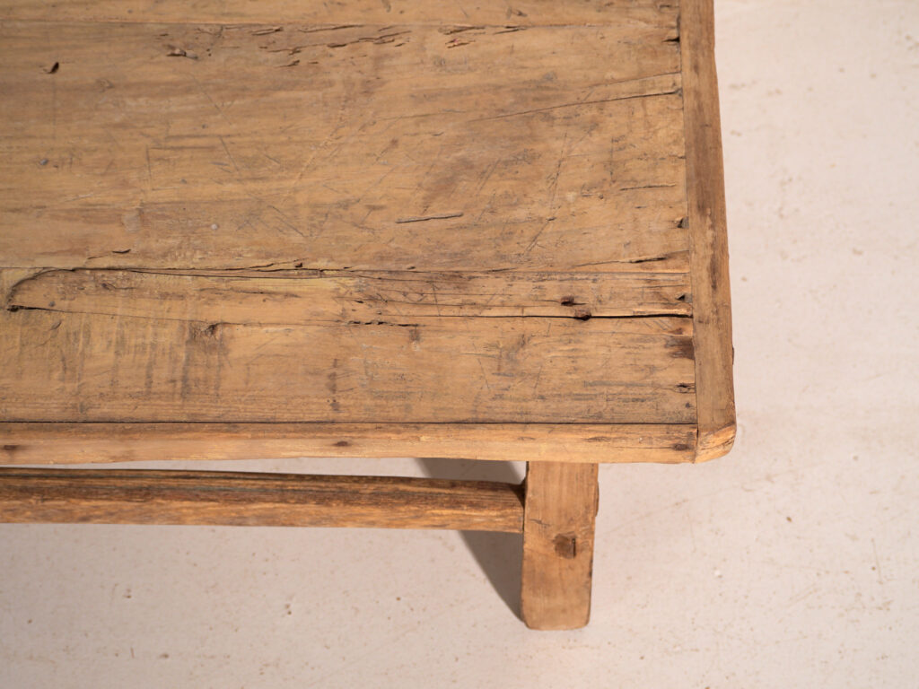 Mesa baja antigua en madera de pino – China, circa 1890