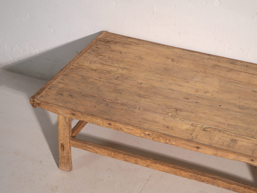 Mesa baja antigua en madera de pino – China, circa 1890