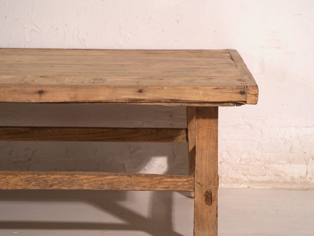 Mesa baja antigua en madera de pino – China, circa 1890