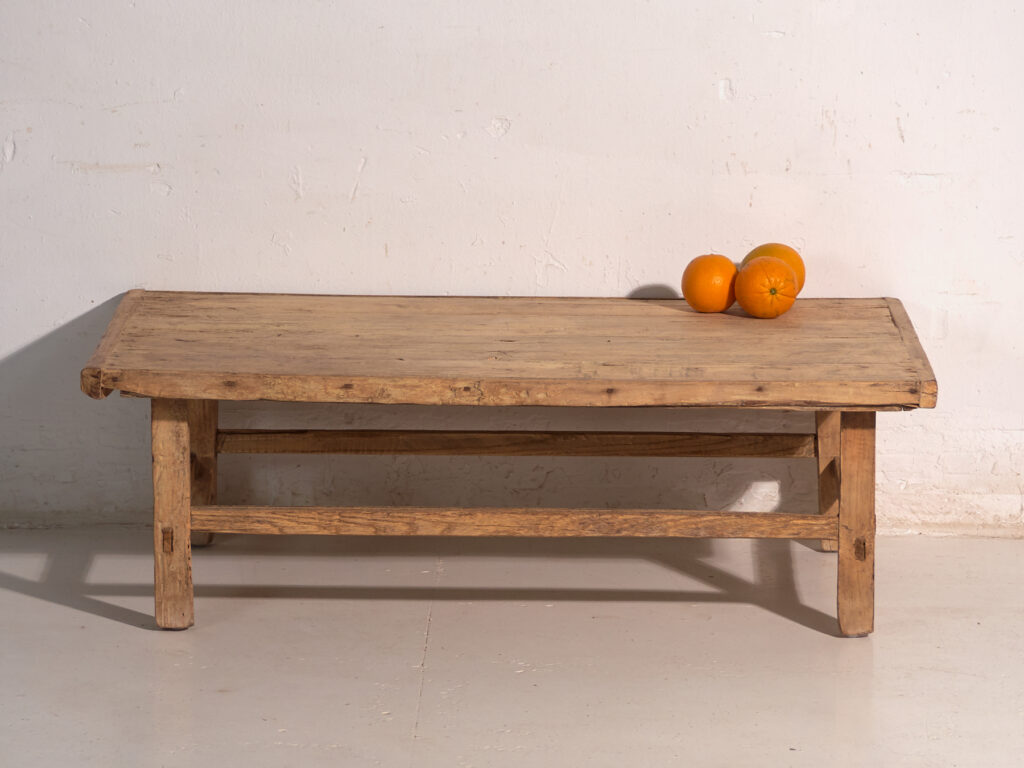 Mesa baja antigua en madera de pino – China, circa 1890