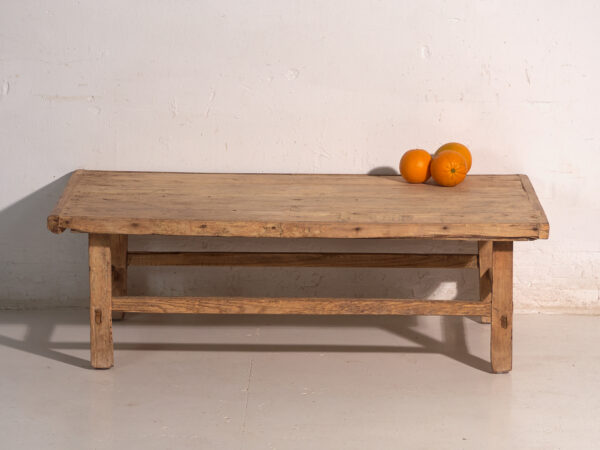 Mesa baja antigua en madera de pino – China, circa 1890