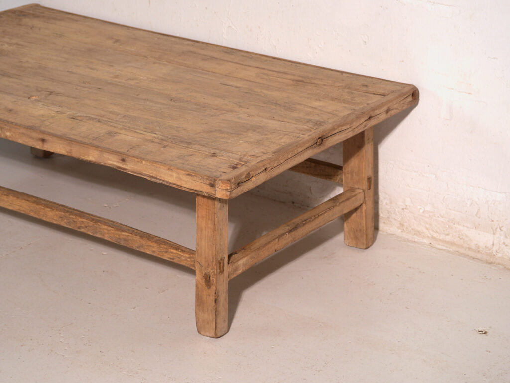 Mesa baja antigua en madera de pino – China, circa 1890
