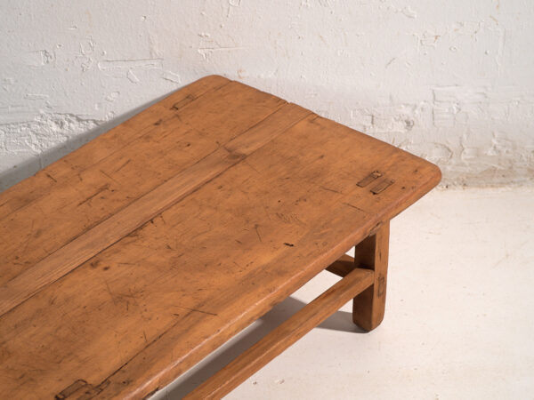 Mesa baja antigua en madera de pino – China, circa 1890