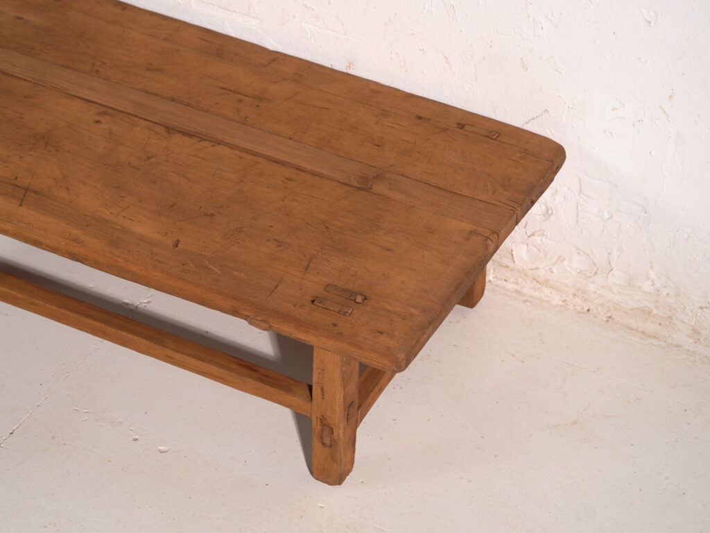 Mesa baja antigua en madera de pino – China, circa 1890