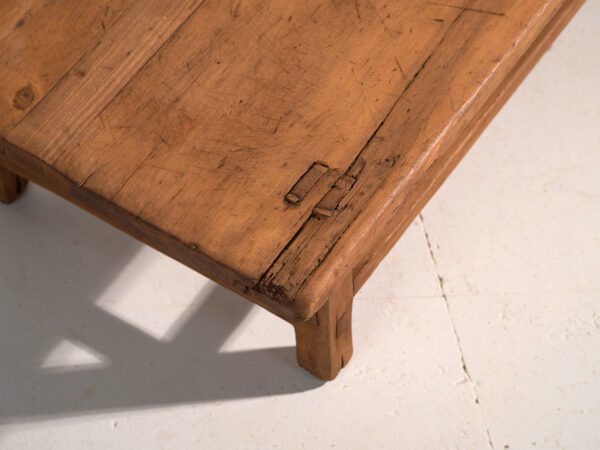 Mesa baja antigua en madera de pino – China, circa 1890