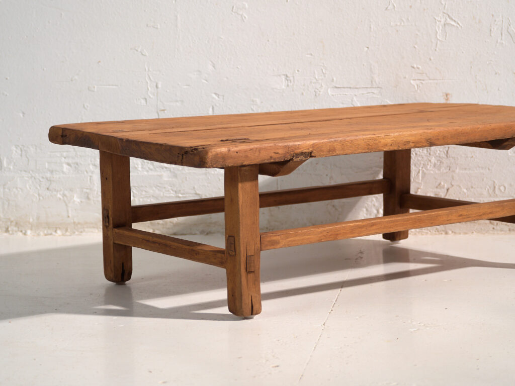 Mesa baja antigua en madera de pino – China, circa 1890