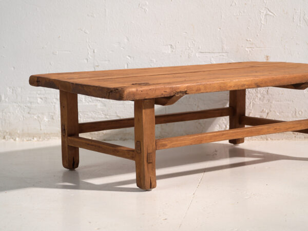 Mesa baja antigua en madera de pino – China, circa 1890