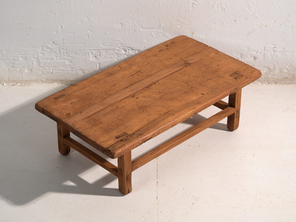 Mesa baja antigua en madera de pino – China, circa 1890