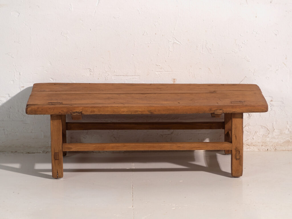 Mesa baja antigua en madera de pino – China, circa 1890