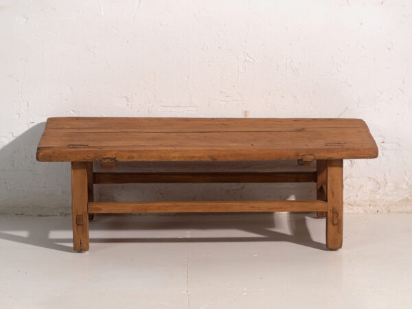 Mesa baja antigua en madera de pino – China, circa 1890