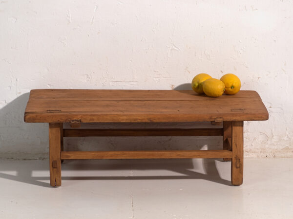 Mesa baja antigua en madera de pino – China, circa 1890