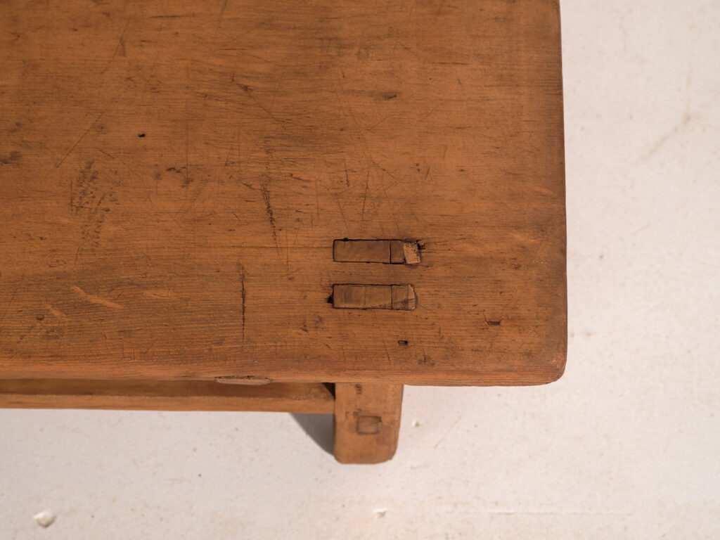 Mesa baja antigua en madera de pino – China, circa 1890