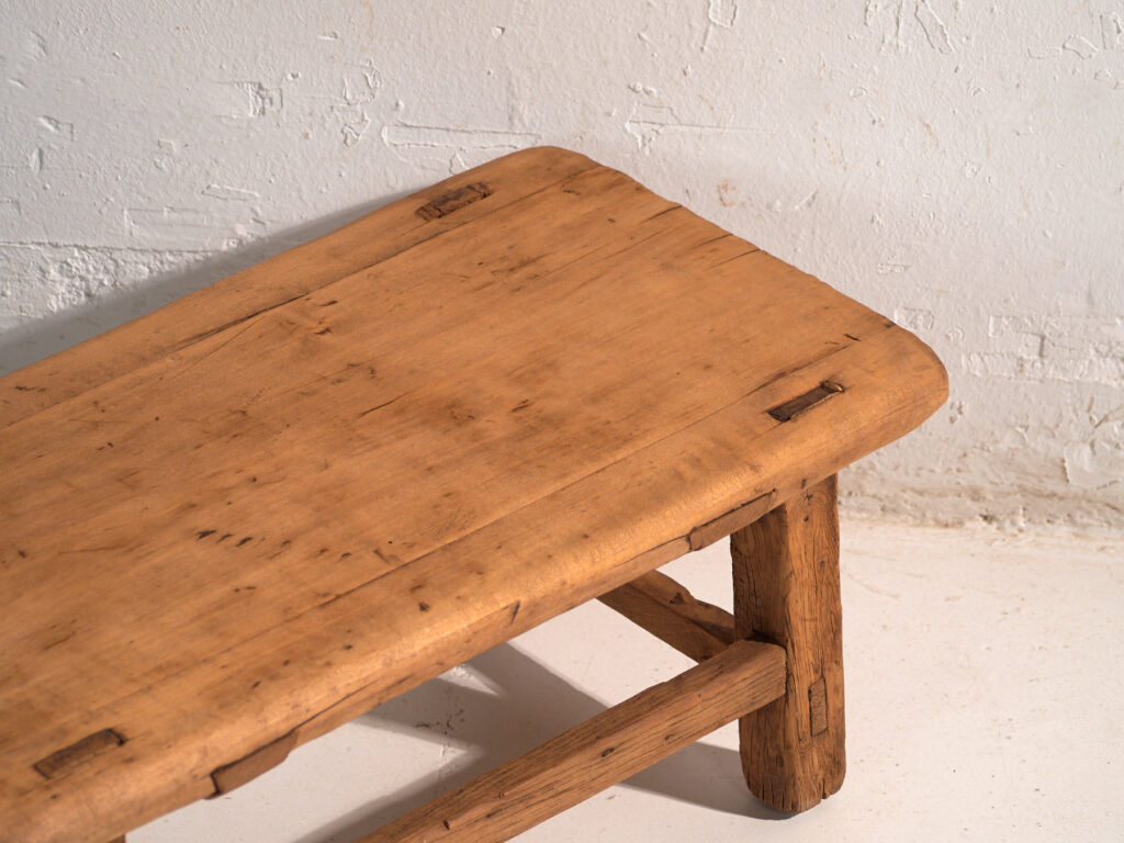 Mesa baja antigua en madera de pino – China, circa 1890