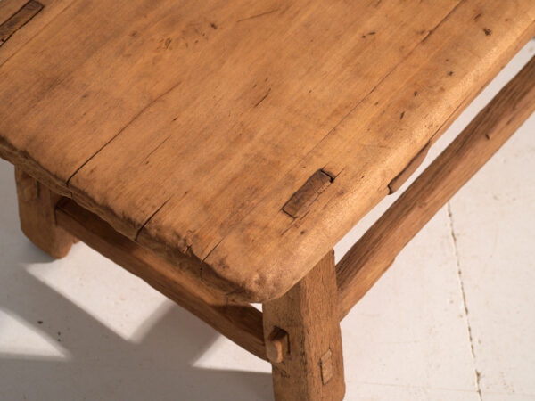 Mesa baja antigua en madera de pino – China, circa 1890