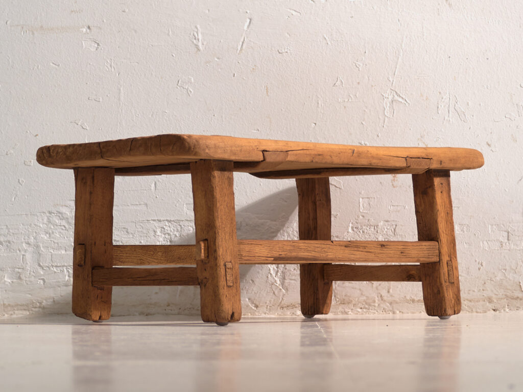 Mesa baja antigua en madera de pino – China, circa 1890