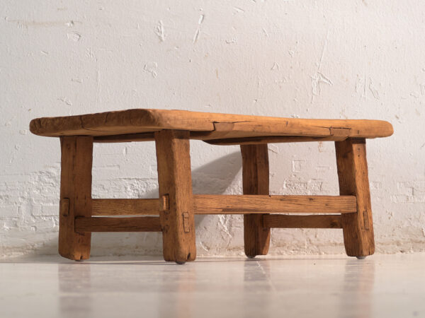 Mesa baja antigua en madera de pino – China, circa 1890