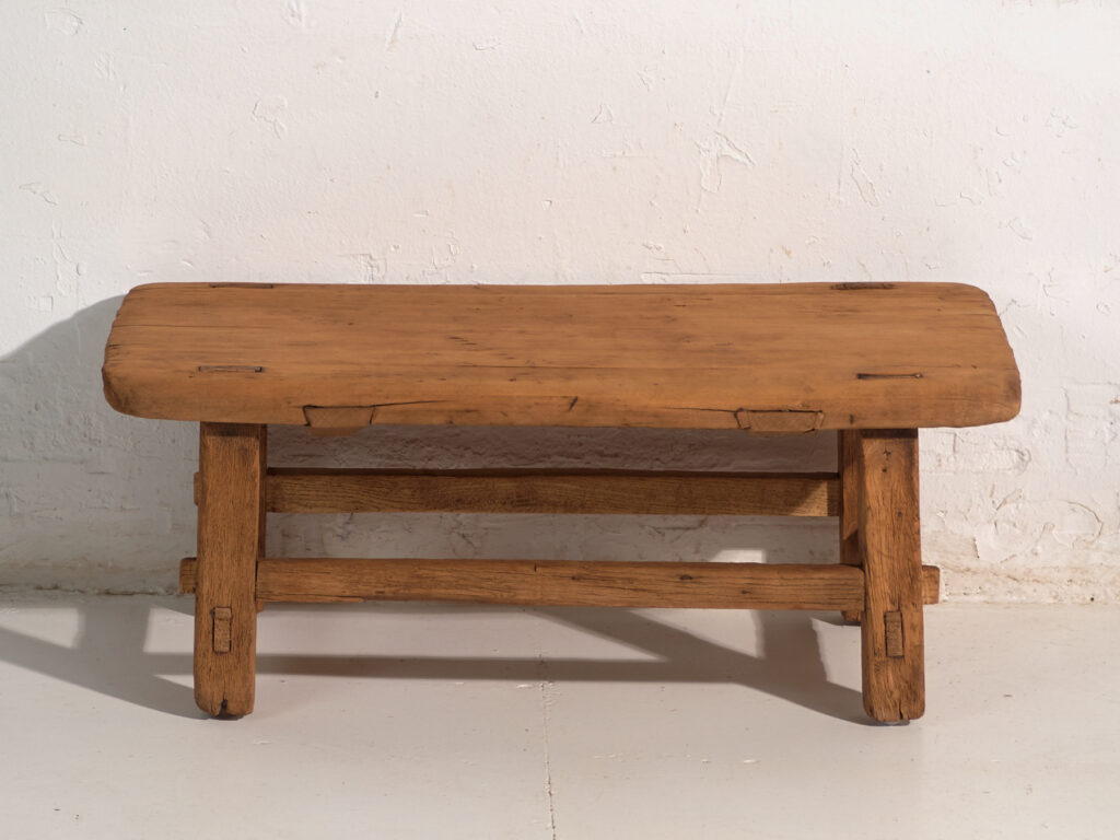 Mesa baja antigua en madera de pino – China, circa 1890