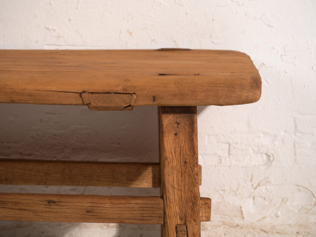 Mesa baja antigua en madera de pino – China, circa 1890
