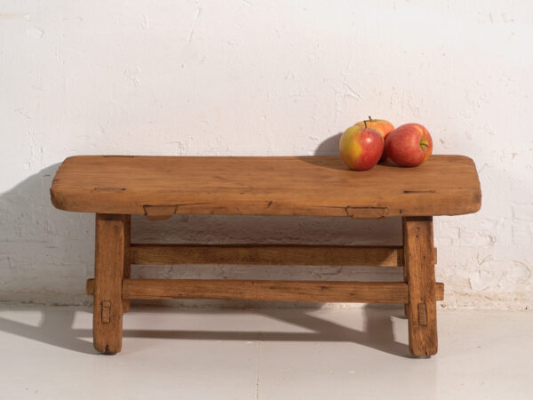 Mesa baja antigua en madera de pino – China, circa 1890