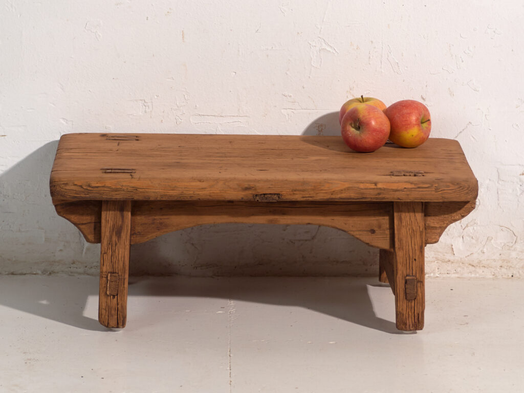 Mesa baja antigua en madera de pino – China, circa 1890