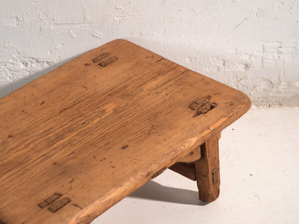 Mesa baja antigua en madera de pino – China, circa 1890