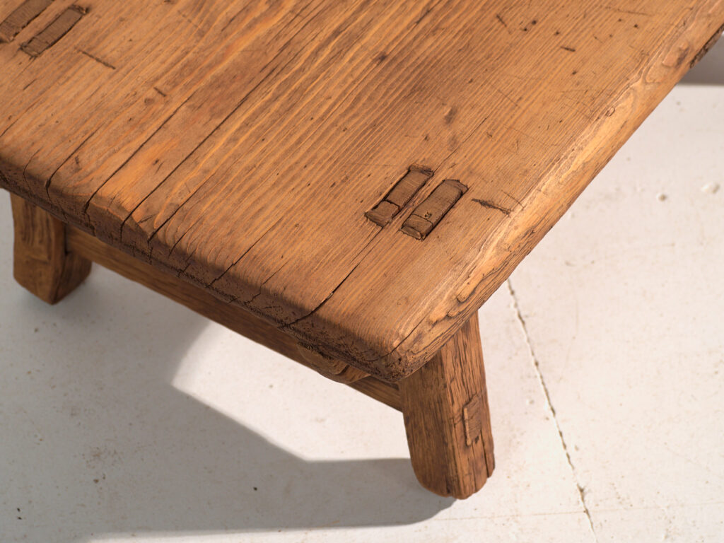Mesa baja antigua en madera de pino – China, circa 1890