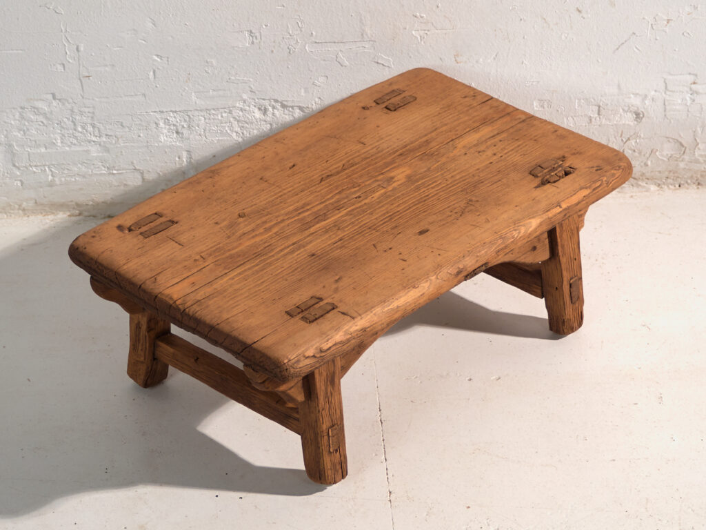 Mesa baja antigua en madera de pino – China, circa 1890
