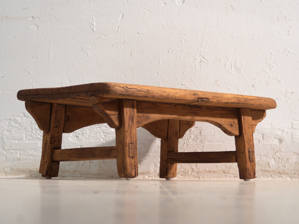 Mesa baja antigua en madera de pino – China, circa 1890